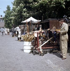 859551 Afbeelding van een verkoper op de veemarkt aan de Croeselaan te Utrecht.